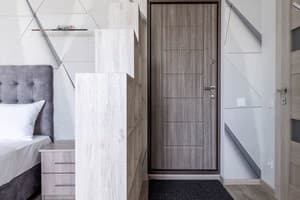 Апарт-отель Barasport city apartments. Апартаменты двухместный DeLuxe Bronze StyleDeLuxe Silver Style с красным диваном 4